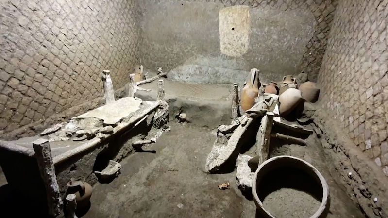 Archeologové odhalili u Pompejí dochovanou místnost pro otroky